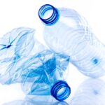 come schiacciare le bottiglie di plastica correttamente