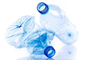 come schiacciare le bottiglie di plastica correttamente